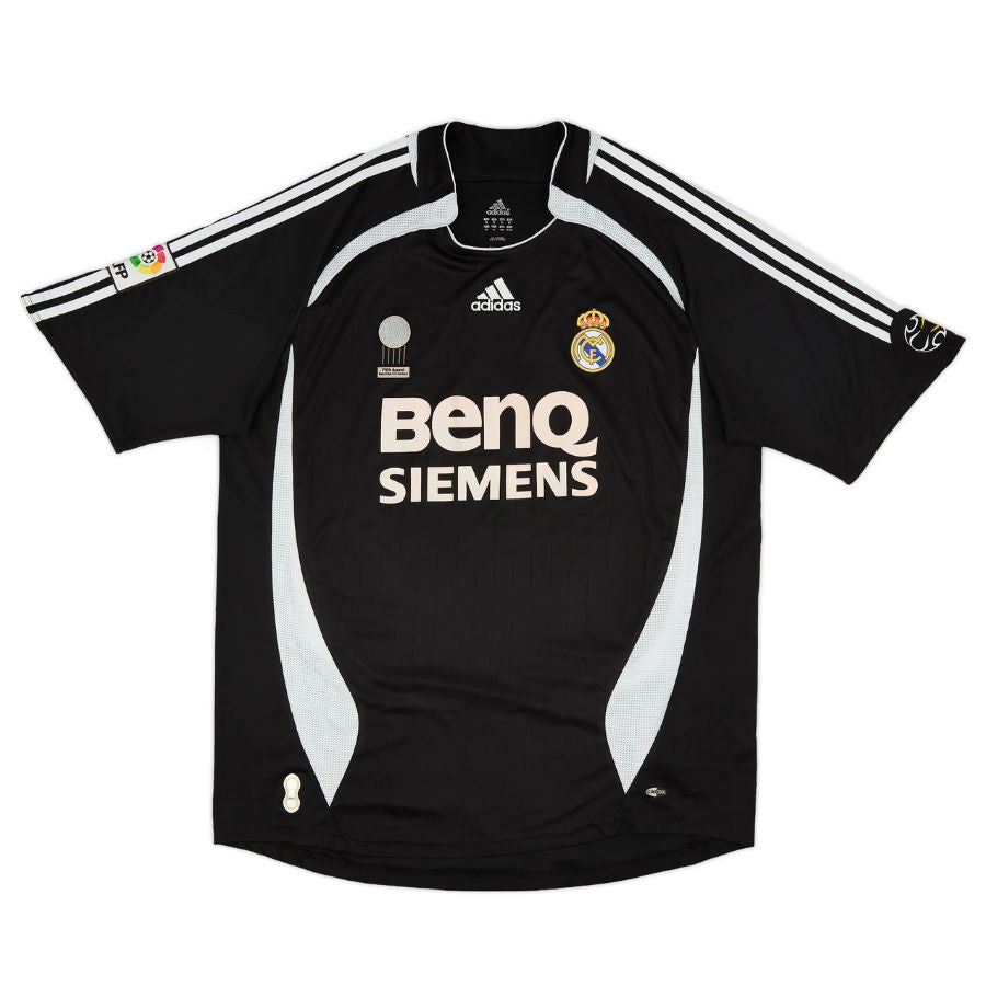 BRINDE-2024-11-22T210535.051 Real Madrid Away Retro Jersey 2006/07 - Image 1