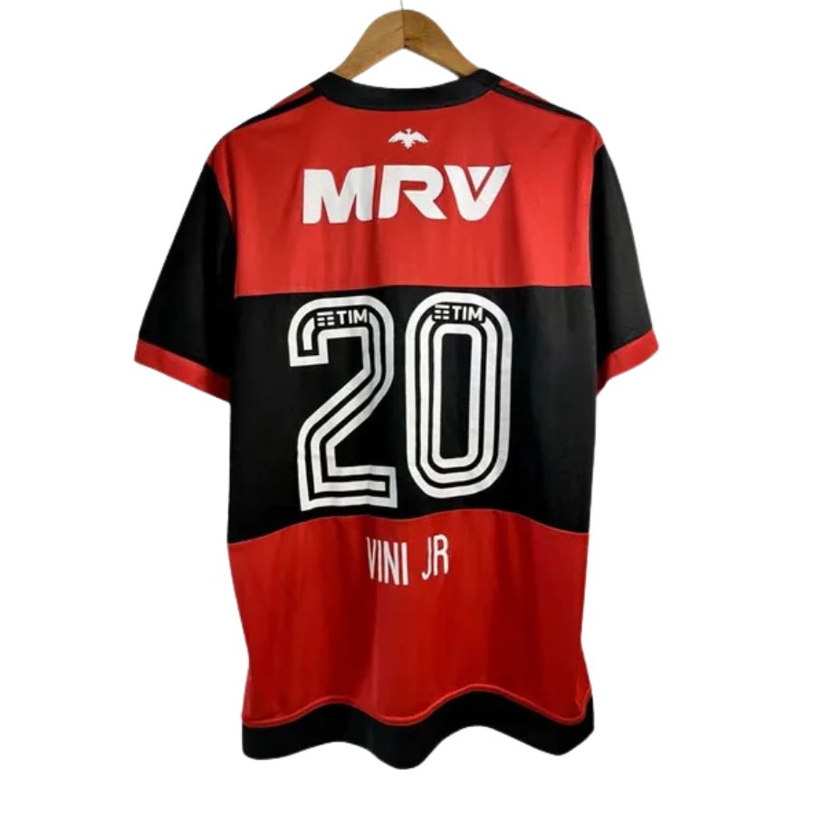 BRINDE-2024-12-17T195830.920_9767bf76-a918-4e9d-935f-45171944bc63 Retro Flamengo Home Fan Jersey 2017 Vini Jr. 20 - Image 1