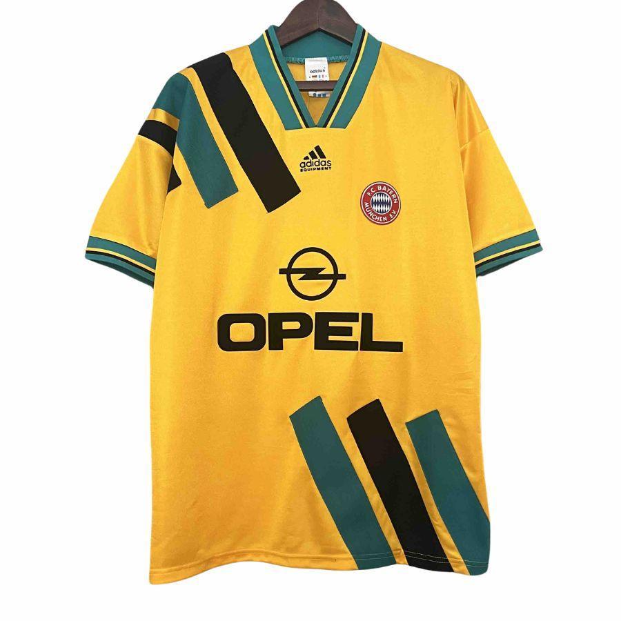 Textodoseuparagrafo-2024-08-02T195615.666 Bayern München Retro Jersey 1993/95 - Image 1