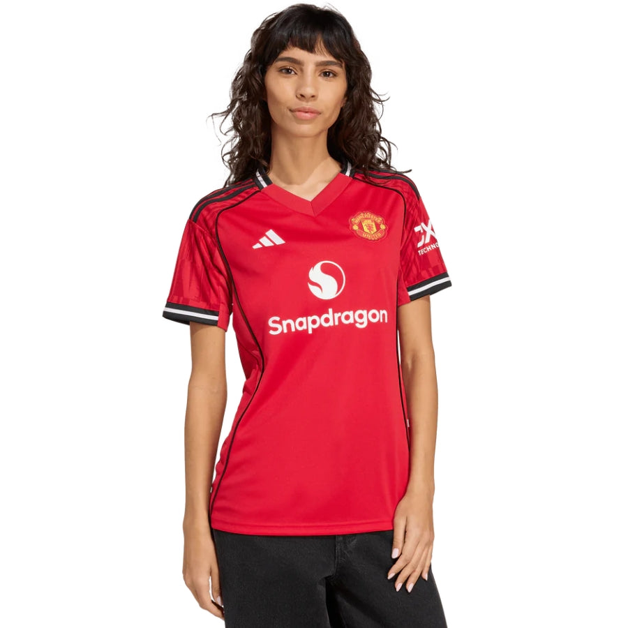 Textodoseuparagrafo-2025-06-12T160041.297_e4f22aa6-106f-444d-931b-3347ef02fe70 Manchester United Home Fan Jersey 2025/26 Women's - Image 1