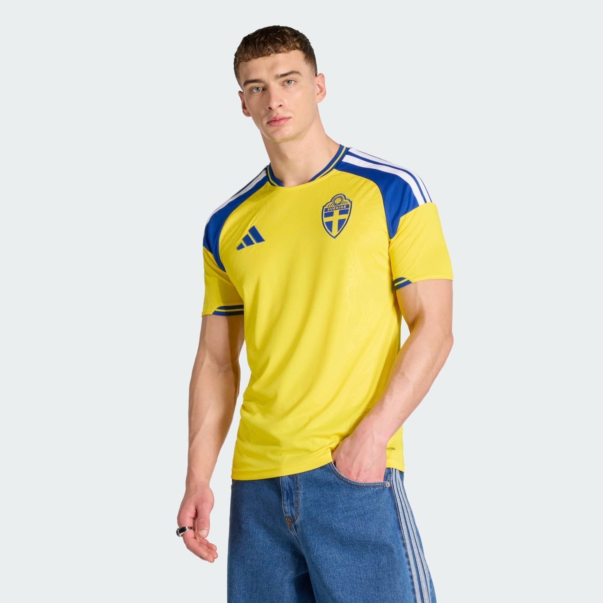 Camisa_I_Torcedor_Suecia_26_Amar_799cbf02-b66f-4507-b383-d2b6789e638f Camisa Suécia 2026/27 I - Image 1