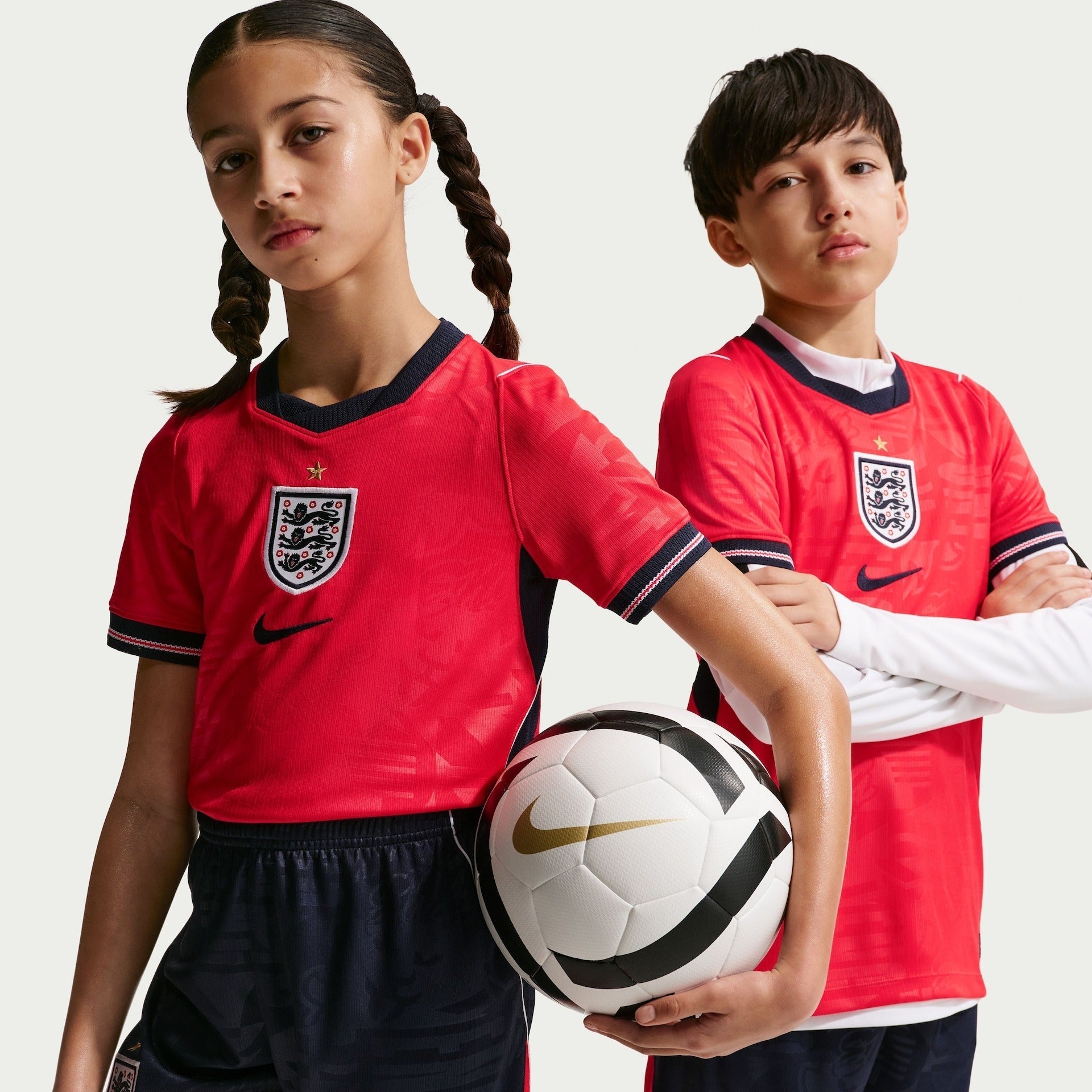 download-2026-03-24T211457.509_69e3aa90-3f86-42e7-9903-d8b2d88a642e Conjunto Infantil Inglaterra 2026/27 I Kit - Image 1