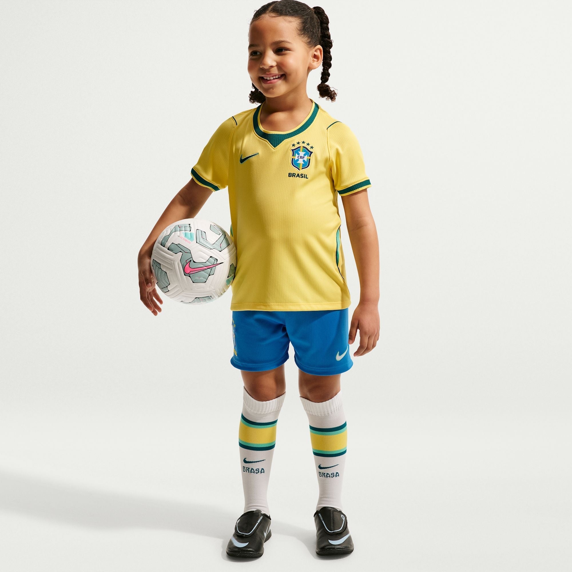 nike_IO8971-724_A_1_52796b4c-dae9-4cae-9a75-63a86d7dae9a Conjunto Infantil Seleção Brasileira 2026/27 I - Image 1